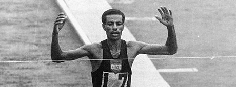 Tokyo 24 octobre 1964, Jeux de la XVIIIe Olympiade: l'Ethiopien Abebe BIKILA franchit la ligne d'arrive du marathon en vainqueur.